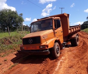 Problemas. De los tres camiones del MOPC destinados a Yby Yaú, dos sufrieron desperfectos mecánicos.