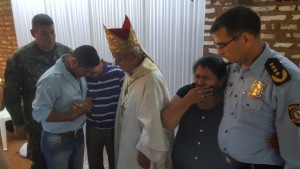 Consuelo. Los comandantes y el obispo, con los padres.