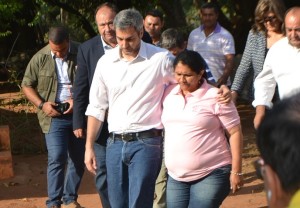 Con Obdulia. La mamá de Edelio le expresó su preocupación sobre el paradero de su hijo.