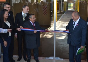 Autoridades universitarias en la inauguración