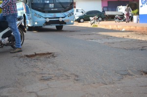 Varios baches sobre Bernardino Cabellero entre Prof. Cabral, Screibert y Pinedo