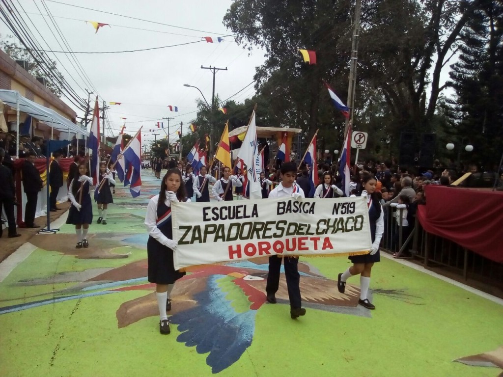 El desfile estudiantil es una de las atracciones principales de los festejos