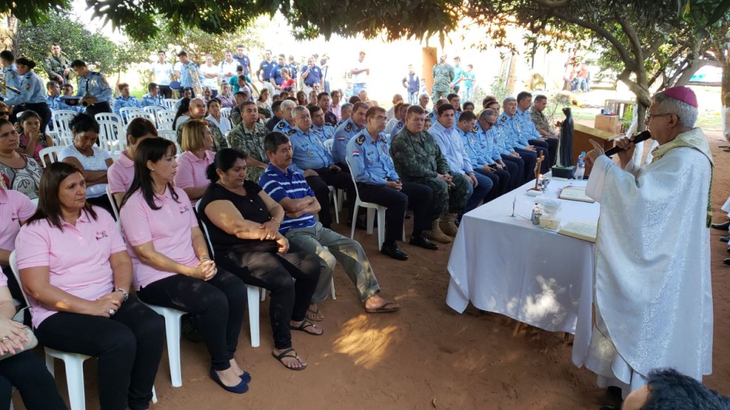 Muchas personas asistieron a la misa 