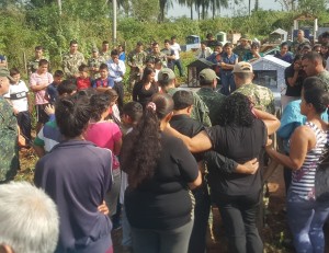 Dolidos. Familiares, amigos y camaradas de Arnaldo Andrés dan el último adiós al militar.