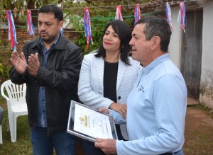Casimiro Cabral, uno de los hijos del veterano recibe el reconocimiento de la Junta Municipal