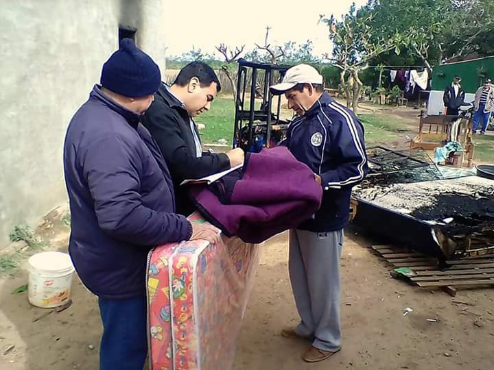 El hermano de la afectada recibiendo los donativos