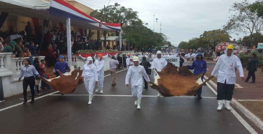 Los funcionarios del frigorífico Concepción estuvieron presentes en el tradicional desfile por el aniversario de esta ciudad 