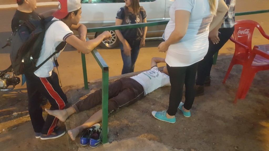 La víctima tendida en el suelo