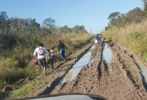 Terrible. Dos menores con sus padres pasaron la fría noche empantanados.