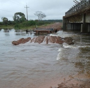 Rodeados de agua. Varias localidades concepcioneras quedan incomunicadas con el desborde del arroyo Laguna Tajy, que llevó el puente.