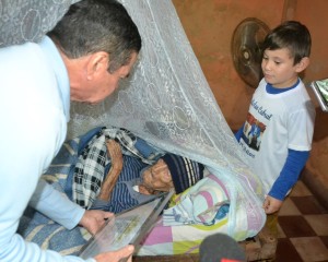 Reconocimiento. El abuelo guerrero recibió un pergamino.