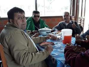 Los tres sobrevivientes en un almuerzo, tras salir del monte