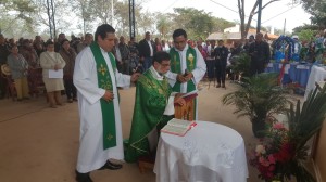 Padre Pablo Cáceres presta juramento como Cura Párroco