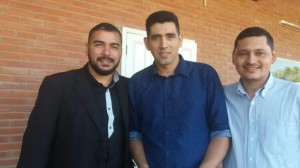 Minutos después de recuperar su libertad, el joven posa en medio de su abogado y acompañante.