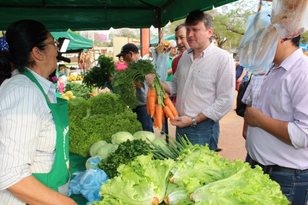 El Ministro conversando con los feriantes 