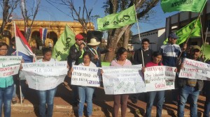 Cansados. Con pancartas, los docentes protestaron y pidieron explicaciones sobre deudas.