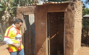 En Horqueta, Petta constata estado de letrina de una escuelita