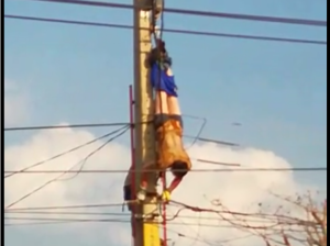 El hombre quedó colgado 