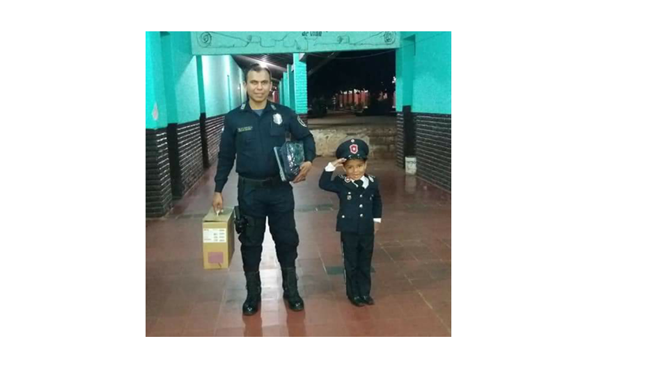 Padre e hijo participan de las charlas