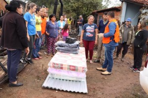 Derlis Olazar, funcionario de la Gobernación, entrega los aportes