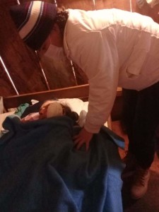 La mujer es asistida dos veces por semana
