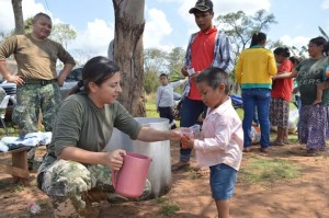 Los niños indígenas contentos por la atención recibida 