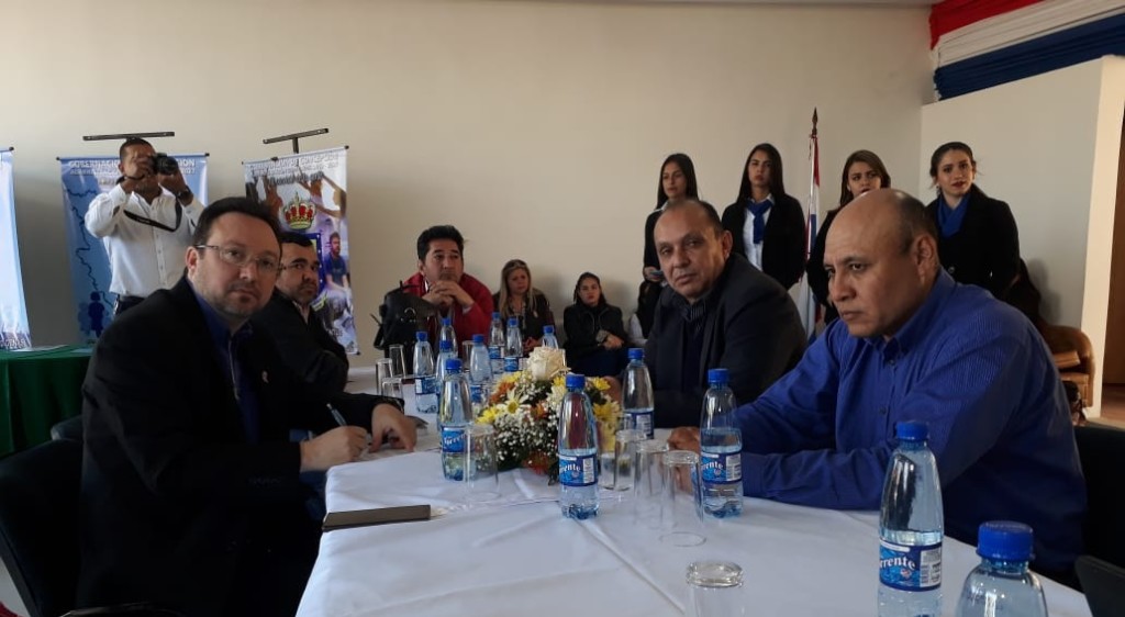 Los concejales sesionando en la expo norte 