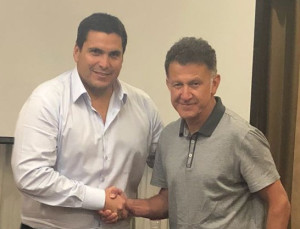 Harrison posando con el nuevo dt de la albirroja