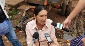 Una de las mujeres desalojadas