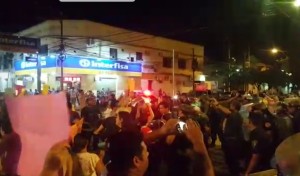 Los manifestantes frente al la farmacia de los Urbieta 