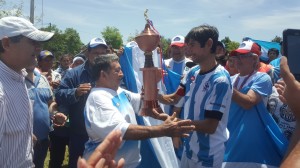 Juan Marín hace entrega del trofeo