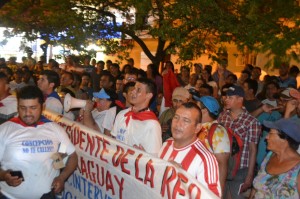 Los manifestantes acusan al intendente de supuestas irregularidades en su gestión.