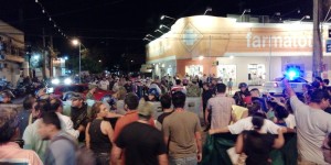 Manifestaciones. Un grupo (foto) salió en contra de Alejandro Urbieta. Otro a su favor.