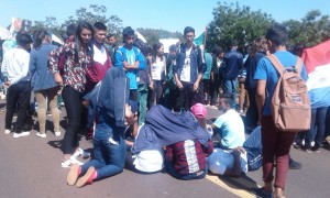 Los manifestantes cerraron la ruta para exigir el nombramiento de un supervisor en la ciudad de Arroyito. Gentileza.