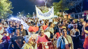 Los manifestantes exigen la renuncia de Alejandro Urbieta 