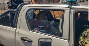 Estrella Quevedo saliendo del supermercado en una patrullera