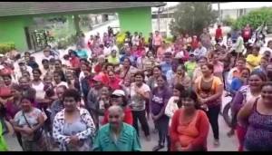 De 07:00 a 09:00 horas diariamente, las mujeres se manifiestan frente a la Municipalidad