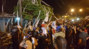 Manifestantes llegan a la casa de Sisinia Silva, Pta. de la Junta Municipal