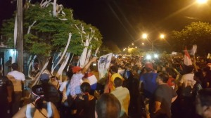 Muchedumbre escracha a dos concejales por apoyar al Intendente Urbieta