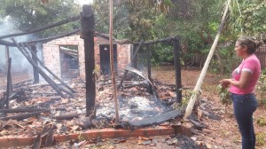 La mujer mira el estado en que quedó su casa