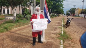 Tomás Alviso frente a la Municipalidad de Concepción