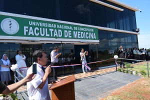 Momento en que el decano de Medicina, Roberto Barrios, brinda datos