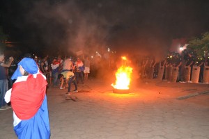 Frente a la farmacia se centran los escraches. 