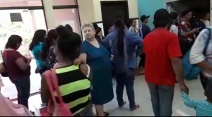 Estas personas madrugan en busca de un lugar para consultas