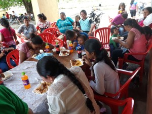 Los niños disfrutaron de un rico almuerzo