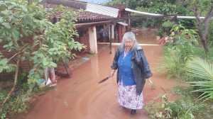 Esta señora de 90 años tiene la vivienda inundada