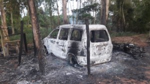 Así quedó el minibús tras ser incinerado por los hombres armados que serían integrantes del EPP. Uh