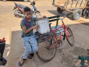 El adolescente ofrece sus jugos por toda la ciudad