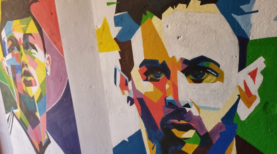Los murales son coloridos y dan un aire distinto a los locales comerciales.
