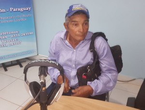 Don Gregorio Maidana en los estudios de Radio Regional